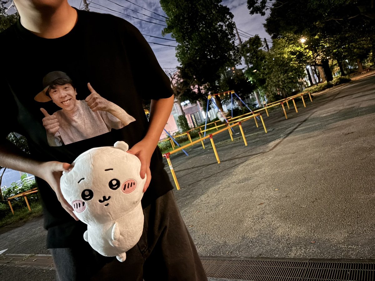 raruas30e's tweet photo. 感謝祭後に夜の公園で遊ぶ大人5人 https://t.co/Qm0HbYfFo5