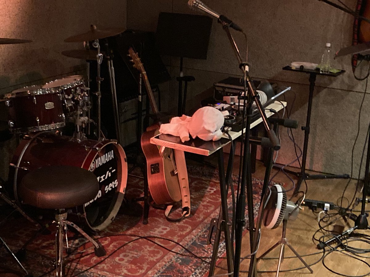 gack_to's tweet photo. K.K.ツキイチ「Legend×変」
「Legend」はギターとピアノで聴かせてくれたK.K.の大切な楽曲に涙が溢れたり笑顔になったり。心が温まる時間でした。

「変」は、ピアノをステージから下げてDJスタイルの木村くんと大荒れする工藤くんが最高すぎました😂会場参加ができて楽しすぎました！！

#kudokimu https://t.co/jxEOeUTtYW