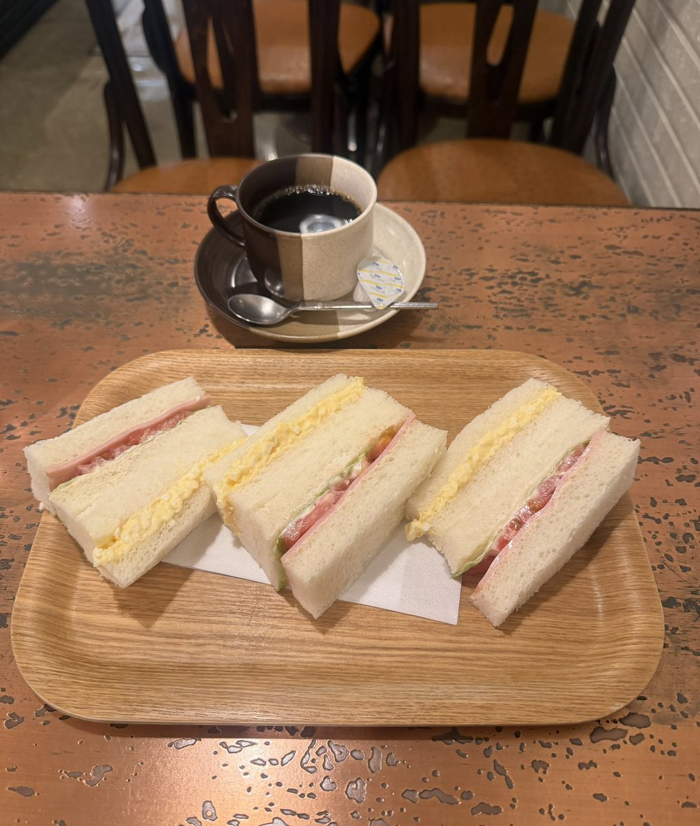YOU79454656's tweet photo. 今日の休憩ご飯😋
ここのサンドイッチ初めて食べたけど
パンふわふわでめちゃくちゃ
美味しかった〜😆
ちなみにチョコレート・サンデーは
下にグラノーラとか入ってなくて
アイスだったからめっちゃよかった😆
#喫茶ジャンボ https://t.co/eSYClxoVLT