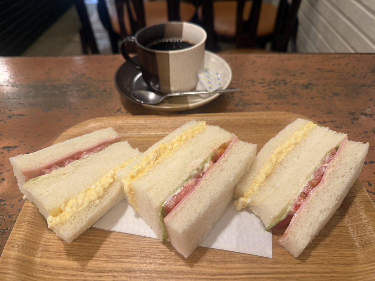 YOU79454656's tweet photo. 今日の休憩ご飯😋
ここのサンドイッチ初めて食べたけど
パンふわふわでめちゃくちゃ
美味しかった〜😆
ちなみにチョコレート・サンデーは
下にグラノーラとか入ってなくて
アイスだったからめっちゃよかった😆
#喫茶ジャンボ https://t.co/eSYClxoVLT