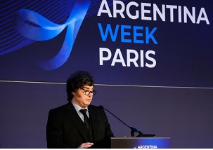 ARBIAradios's tweet photo. Arde París https://t.co/X6dxQzjqMc https://t.co/nWIsjOIkNO
