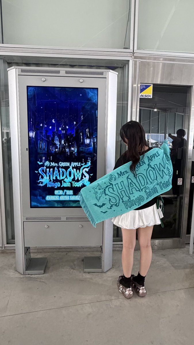 ma_mn_mga's tweet photo. リセールで香川のチケットいただけて参戦しました🍏

初の着席指定席で最後の方お尻痛かったけど、2列目でサイドやったから肉眼でもしっかり見えた

照明とかレーザー含めセトリもめちゃめちゃバンドマンって感じで良かったし、生で聴くまで死ねん曲リストの曲何個か聴けて最高やった

#MGA_SHADOWS https://t.co/BjWC8EPk2L