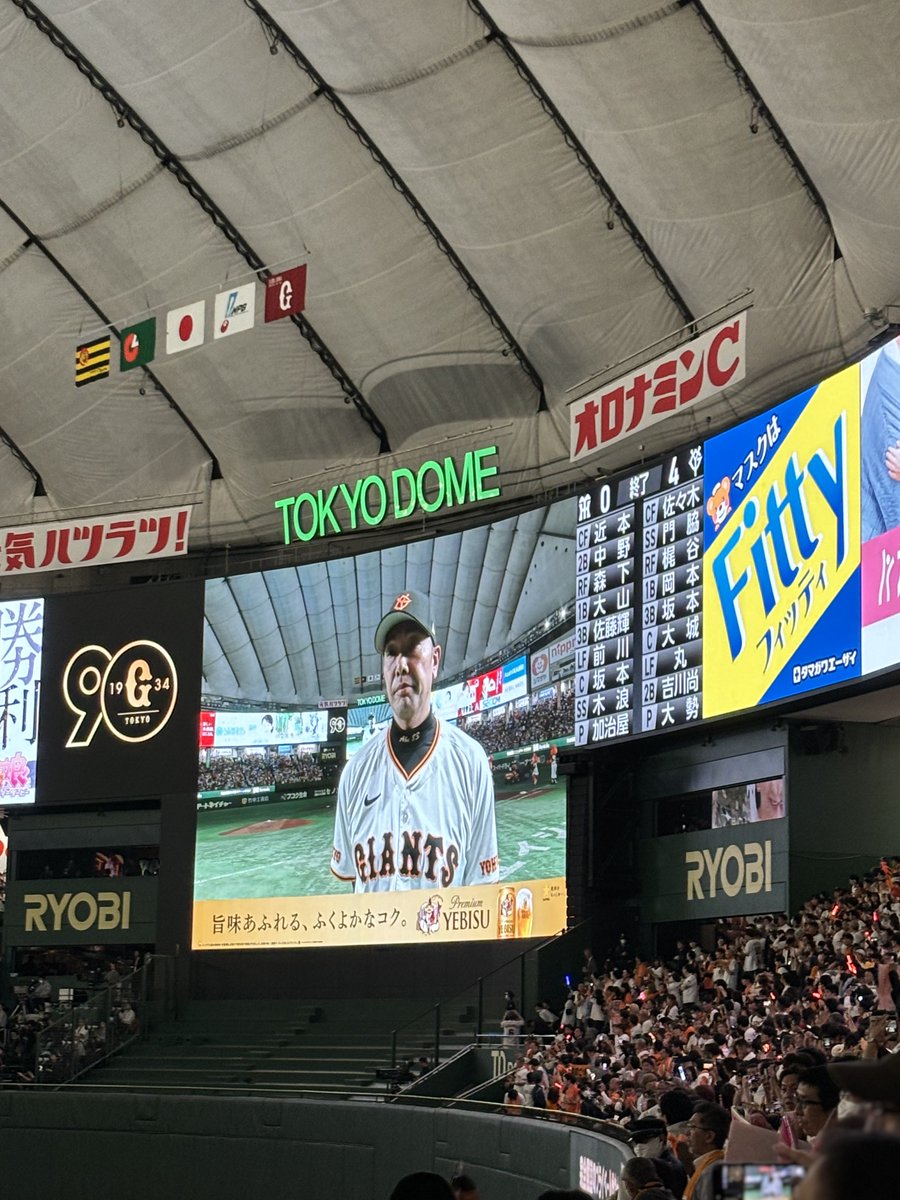 YGAbe83's tweet photo. まずはジャイアンツの監督 監督代行 
コーチ 裏方さん 選手そしてファンの皆様
今シーズン本当にお疲れ様でした
今年はは激動のシーズンでした
開幕戦ルーキーから始まり勝利し
阿部監督から始まりそして橋上代行監督と
色々な気持ちがあります5月26日僕はこの日を一生忘れる事はありませんジャイアンツの監督と言う重圧の中本当に悔やまれないと共に悔しい気持ちですそこから橋上代行監督になり誰1人諦めず戦って頂きました
チームは優勝を逃してしまいましたがまだまだこれからクライマックスシリーズと言う大舞台が待ってます是非ジャイアンツの皆さんと心をひとつに最後の最後まで一緒に戦って行きたいと思っております
最後に一言 阿部さんいや阿部慎之助監督！
僕はずっと阿部慎之助監督復帰を待ってます！