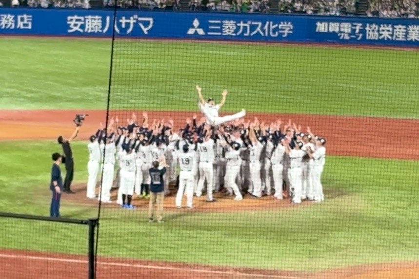 docxdoc's tweet photo. レジェンドの引退セレモニーに立ち会ってきた😭😭😭
来シーズンから誰ユニ着たらいいんだ　ライアンちゃんとかにしようかな https://t.co/zNLwfqvX7T