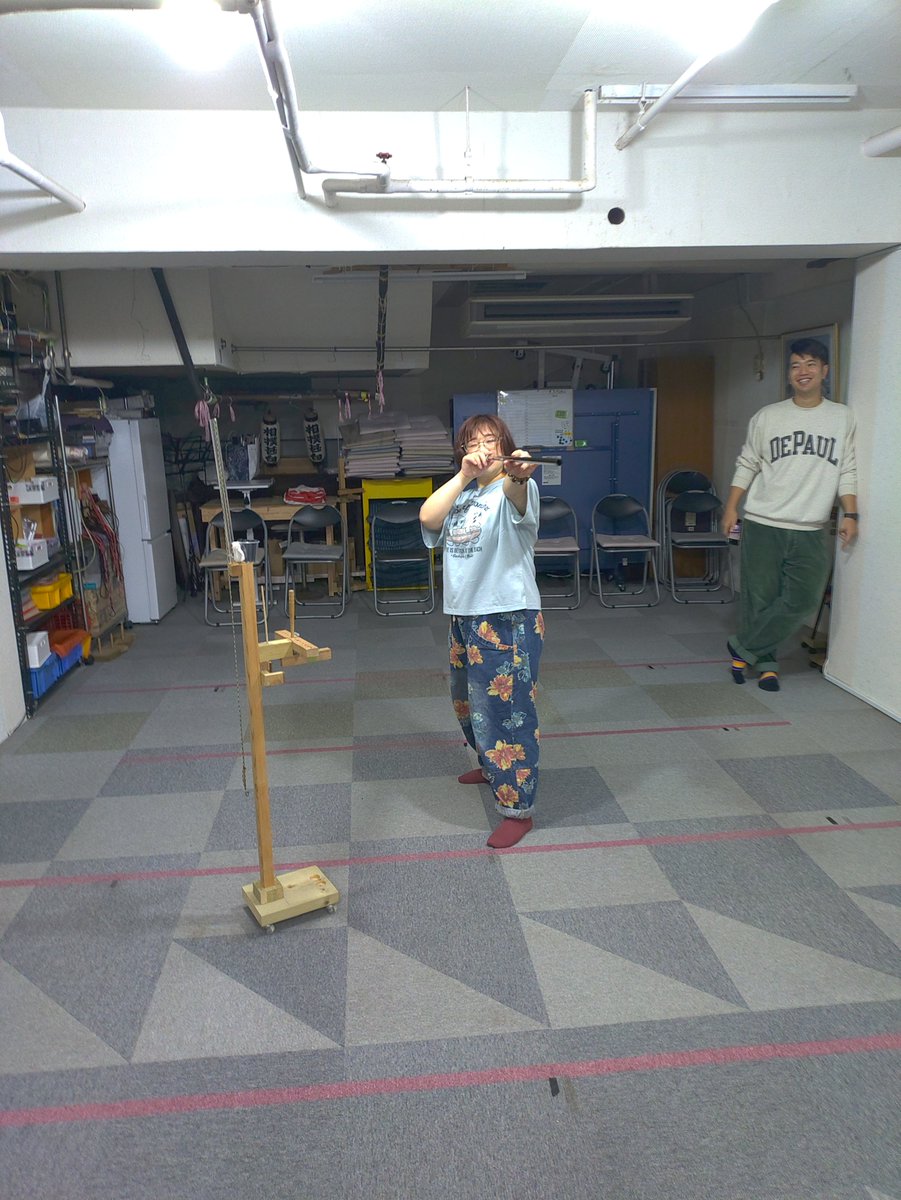 tokumarumiyoshi's tweet photo. 逆襲の桜前線 余話
三凱亭の日曜午前中はスポーツ吹矢。
なので終演後は吹矢の準備。
刈り上げ兄さんがワクワク見つめているのでオーナー（吹矢五段）の指導の元に吹矢大会。
かなりの精神集中が無いとド真ん中には刺さらない……らしい。
頑張った結果は↓
桜前線急上昇Vol.3ではオープニングで昇輔さんの頭上の生卵を桜子さんが吹矢で射抜きます💘
