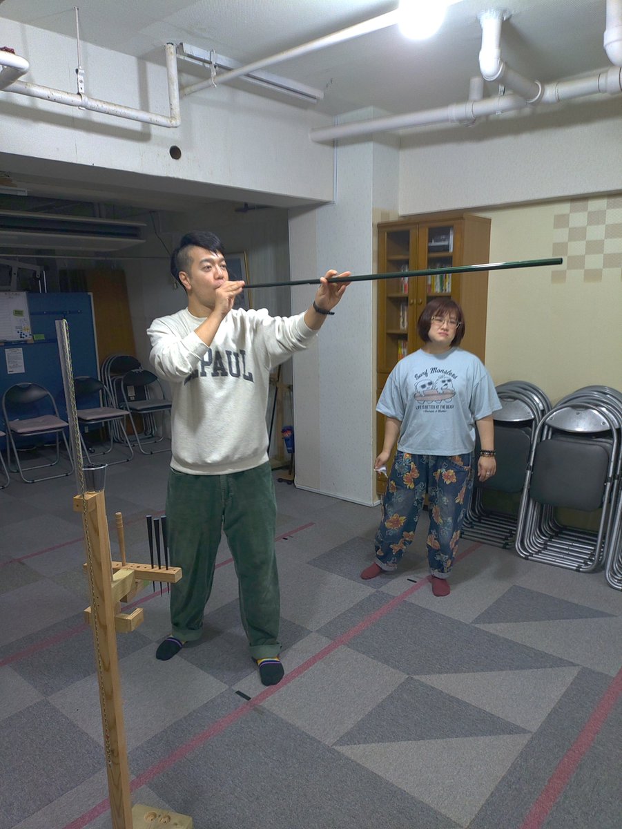 tokumarumiyoshi's tweet photo. 逆襲の桜前線 余話
三凱亭の日曜午前中はスポーツ吹矢。
なので終演後は吹矢の準備。
刈り上げ兄さんがワクワク見つめているのでオーナー（吹矢五段）の指導の元に吹矢大会。
かなりの精神集中が無いとド真ん中には刺さらない……らしい。
頑張った結果は↓
桜前線急上昇Vol.3ではオープニングで昇輔さんの頭上の生卵を桜子さんが吹矢で射抜きます💘