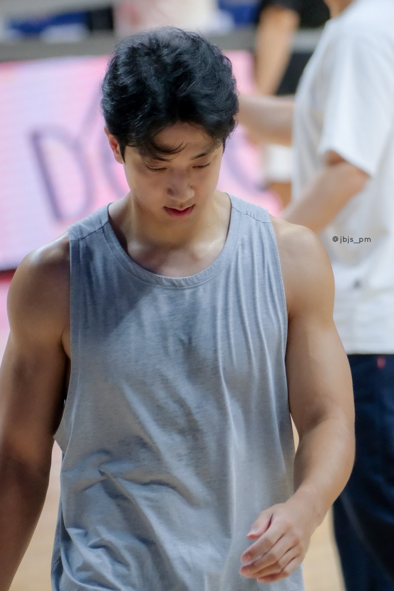 jbjs_pm's tweet photo. กล้ามฮุนนี่คือสวยมาก 💪🏼💪🏼

#허훈 #Heohoon https://t.co/Xhx1D1yOfz