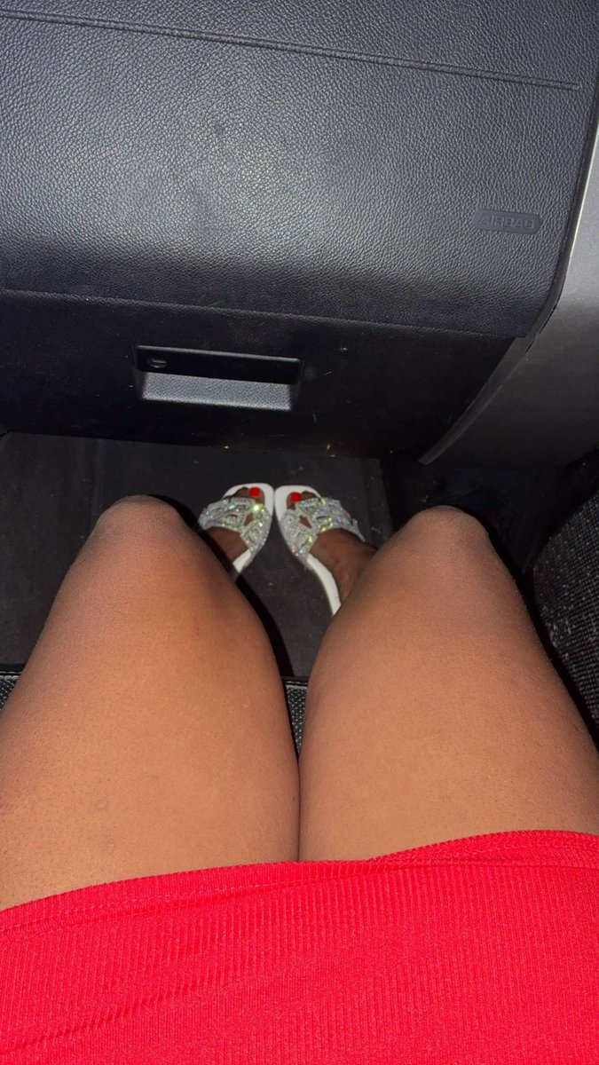 kacytoeszz's tweet photo. Who loves red toes?🤭
#ebony #toes #pedicure #feet #red https://t.co/QEVSHoafiU