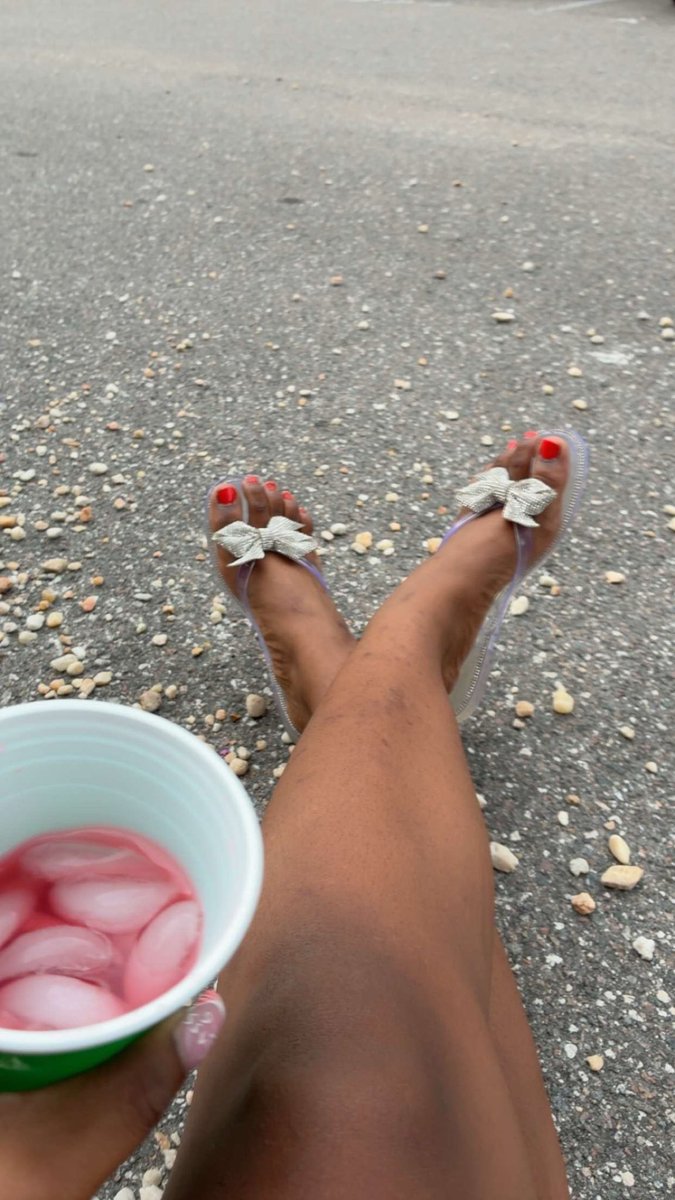 kacytoeszz's tweet photo. Who loves red toes?🤭
#ebony #toes #pedicure #feet #red https://t.co/QEVSHoafiU
