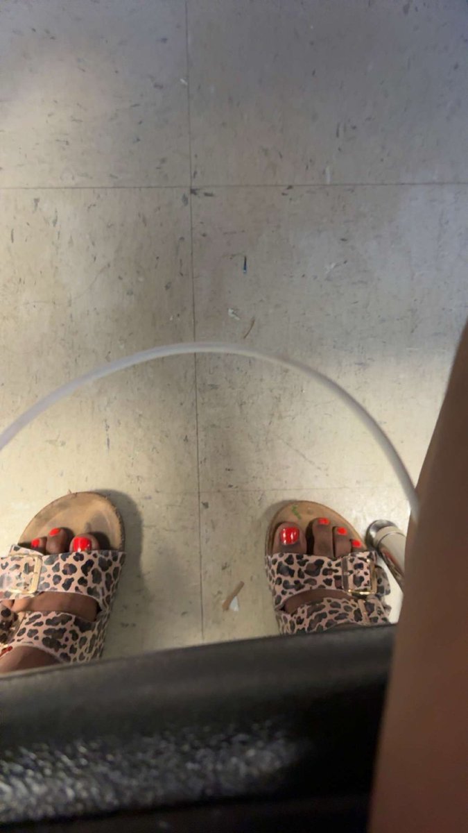 kacytoeszz's tweet photo. Who loves red toes?🤭
#ebony #toes #pedicure #feet #red https://t.co/QEVSHoafiU