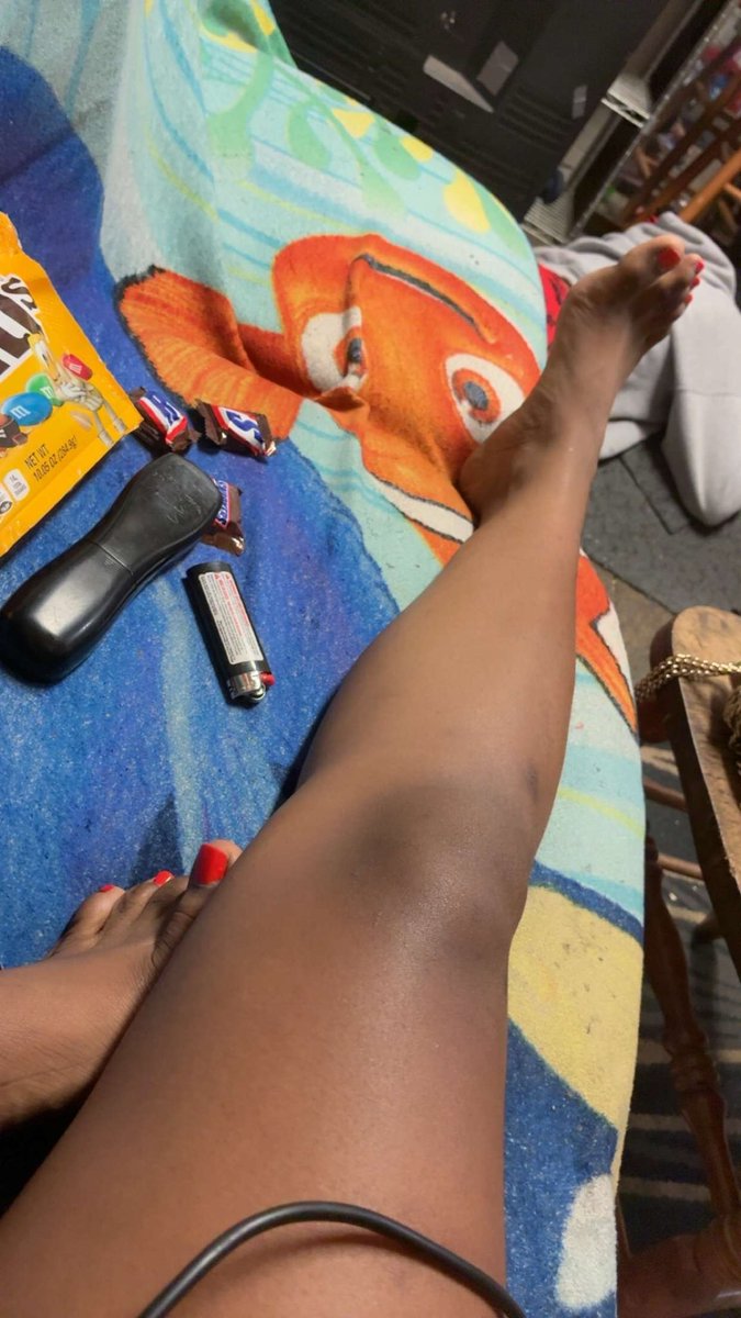 kacytoeszz's tweet photo. Who loves red toes?🤭
#ebony #toes #pedicure #feet #red https://t.co/QEVSHoafiU