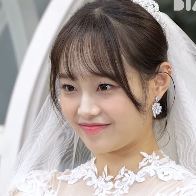 o_ochuuu's tweet photo. @jfmni @kimtaehyuag_ Claire juga menatap ke arah Hadan sambil menggenggam erat jemari lelaki di hadapannya itu, dan menangguk pelan.

“Siap pak pendeta, saya bersedia .” Ucapnya dengan sangat yakin, dan tersenyum ke arah pria di hadapannya.

@kimtaehyuag_ https://t.co/ey1Zk3NSDK
