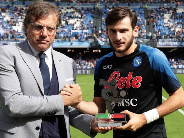 NapoliNetworkX's tweet photo. 🔵 | Giuntoli alla @Gazzetta_it: “Gli stavamo dietro da tanto tempo. Poi scoppia la guerra e penso: 'Magari costa un po' meno ora'. Poi vedo che non lo prendeva nessuno e penso: 'Magari ha qualche problema...'. Dopo la guerra ha fatto calare un po' il prezzo. Ci si mosse per tempo, era marzo. Quando ho capito che riuscivo a prenderlo lo feci vedere a Luciano Spalletti e lui pensava che non riuscissimo a prenderlo. Il giorno dopo Kvara era arrivato in Italia e gli dissi di andare a suonargli il campanello di casa”