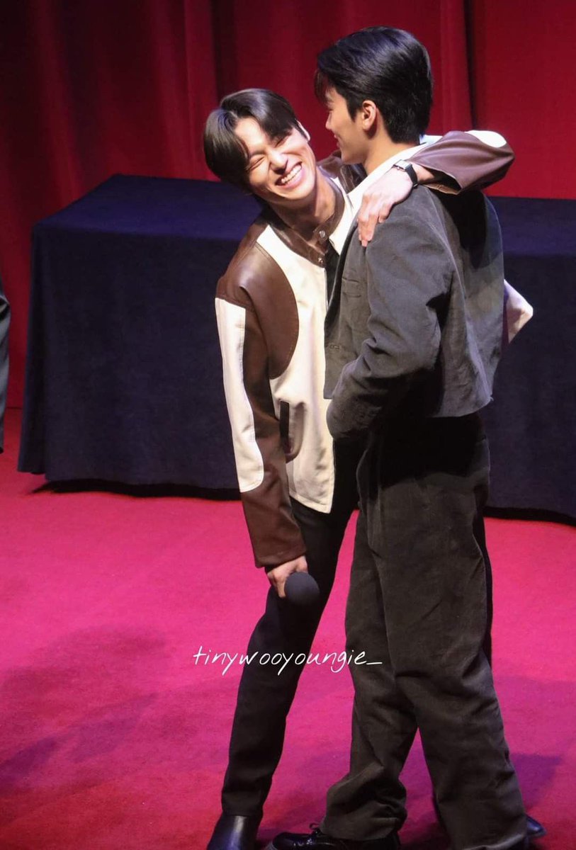 8mks1Butt's tweet photo. “Maybe we can grow up together
Maybe we can storm any weather
Maybe I can hold you to my chest until its better
Maybe we can grow up together”
#StuckSinceDay1 https://t.co/ZykRwWF8YY