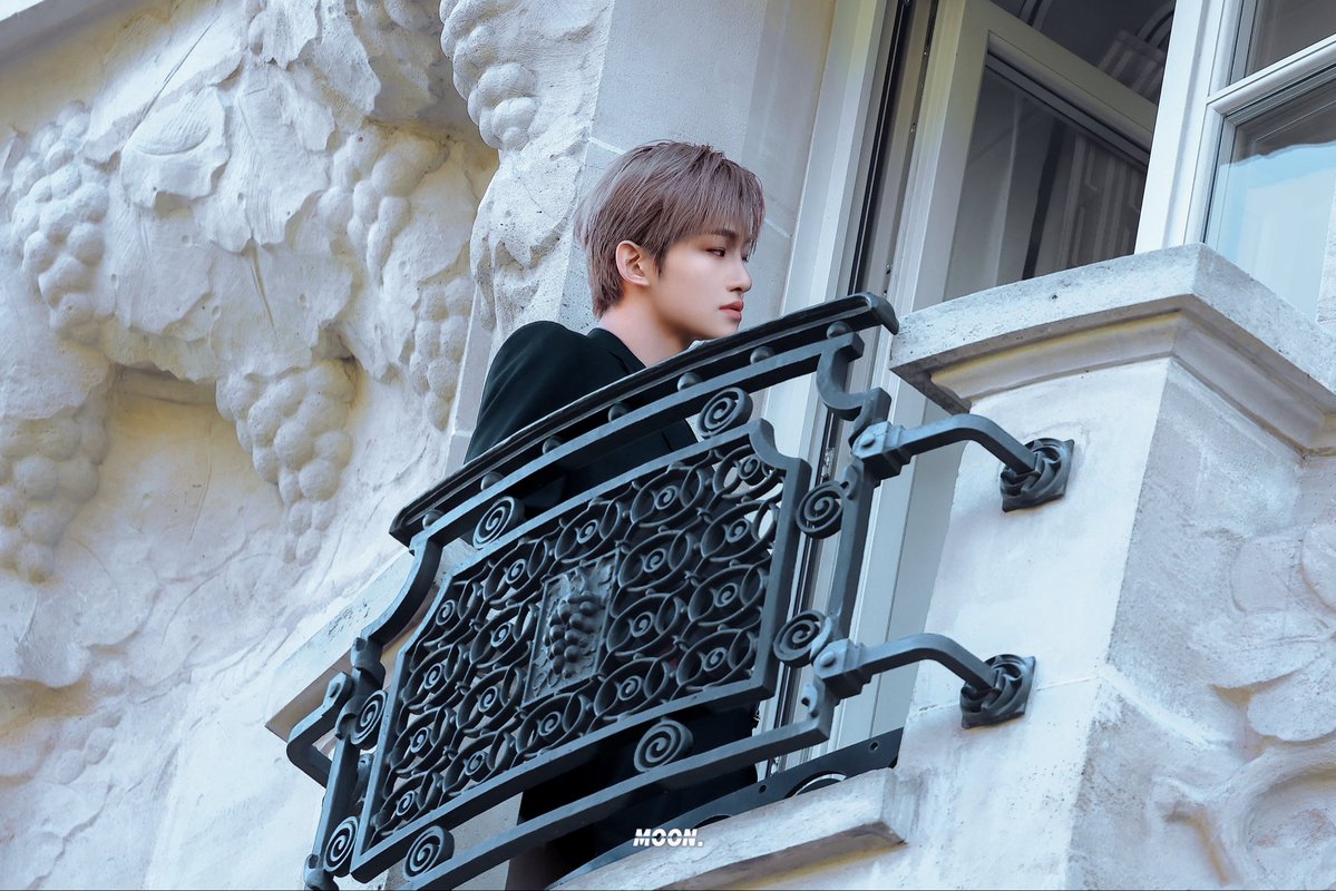 Moon_060328's tweet photo. 261003 🇫🇷

성 위에 나타난 왕자님 🏰✨

#TWS #투어스
 #JIHOON  #ジフン #지훈 
 #Celine #CelineEte2027 #MichaelRider https://t.co/to3lmVaN7t