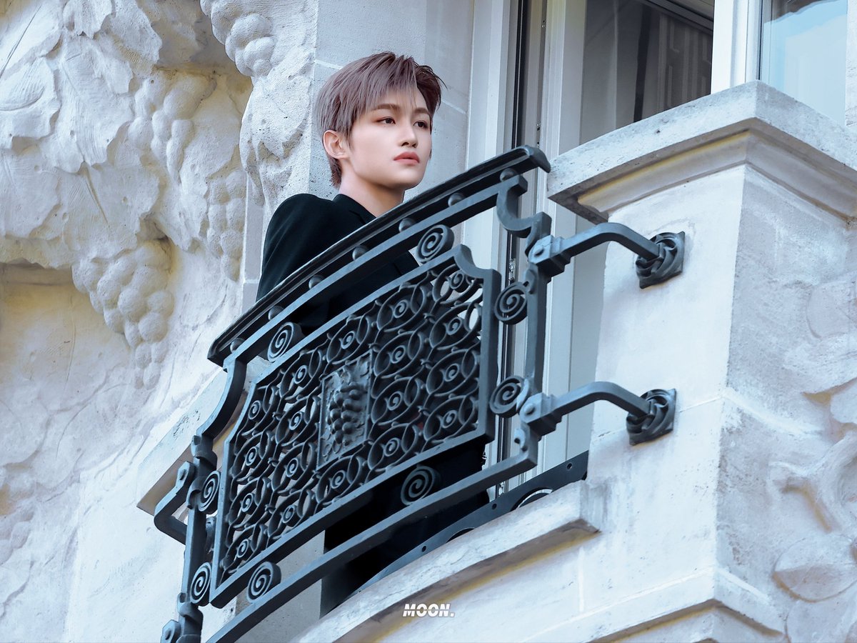 Moon_060328's tweet photo. 261003 🇫🇷

성 위에 나타난 왕자님 🏰✨

#TWS #투어스
 #JIHOON  #ジフン #지훈 
 #Celine #CelineEte2027 #MichaelRider https://t.co/to3lmVaN7t