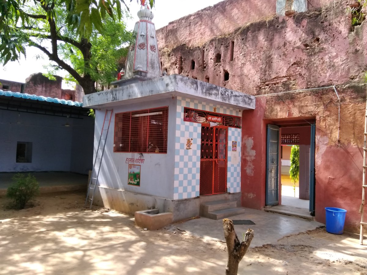 RameshImages's tweet photo. गढ़ स्कूल का ये मंदिर और कुआँ आज भी साफ-साफ याद है। इसके आसपास और ऊपर बुर्ज के पास कक्षाएं चला करती थी। कुछ साल पहले शायद 2017 में जब इस स्कूल में जाना हुआ तब इस कुएँ और इस मंदिर की तस्वीर खींची थी। क्या आपको भी ये सब याद है?
#garhschool #shrimadhopur #smprcity https://t.co/SgYhQL697z