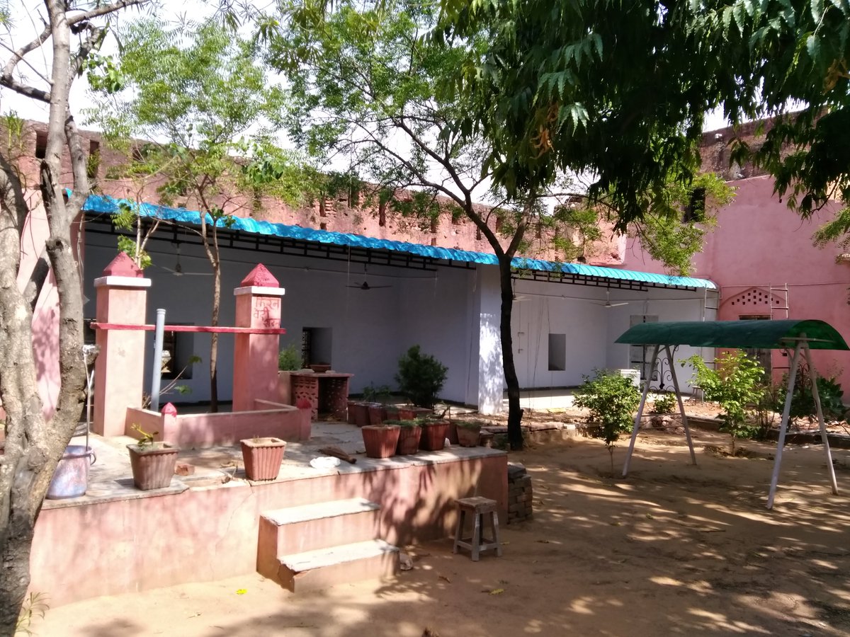 RameshImages's tweet photo. गढ़ स्कूल का ये मंदिर और कुआँ आज भी साफ-साफ याद है। इसके आसपास और ऊपर बुर्ज के पास कक्षाएं चला करती थी। कुछ साल पहले शायद 2017 में जब इस स्कूल में जाना हुआ तब इस कुएँ और इस मंदिर की तस्वीर खींची थी। क्या आपको भी ये सब याद है?
#garhschool #shrimadhopur #smprcity https://t.co/SgYhQL697z