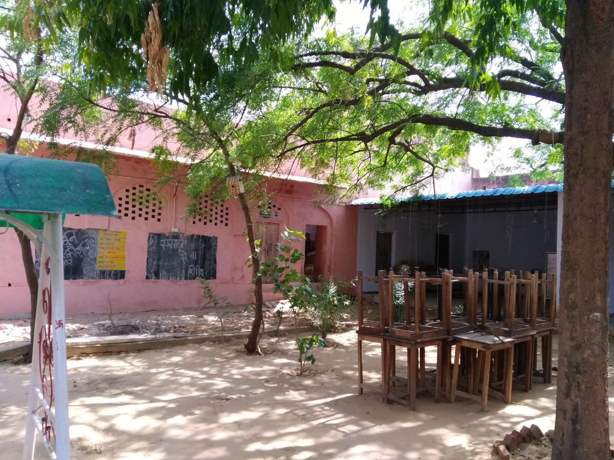 RameshImages's tweet photo. गढ़ स्कूल का ये मंदिर और कुआँ आज भी साफ-साफ याद है। इसके आसपास और ऊपर बुर्ज के पास कक्षाएं चला करती थी। कुछ साल पहले शायद 2017 में जब इस स्कूल में जाना हुआ तब इस कुएँ और इस मंदिर की तस्वीर खींची थी। क्या आपको भी ये सब याद है?
#garhschool #shrimadhopur #smprcity https://t.co/SgYhQL697z