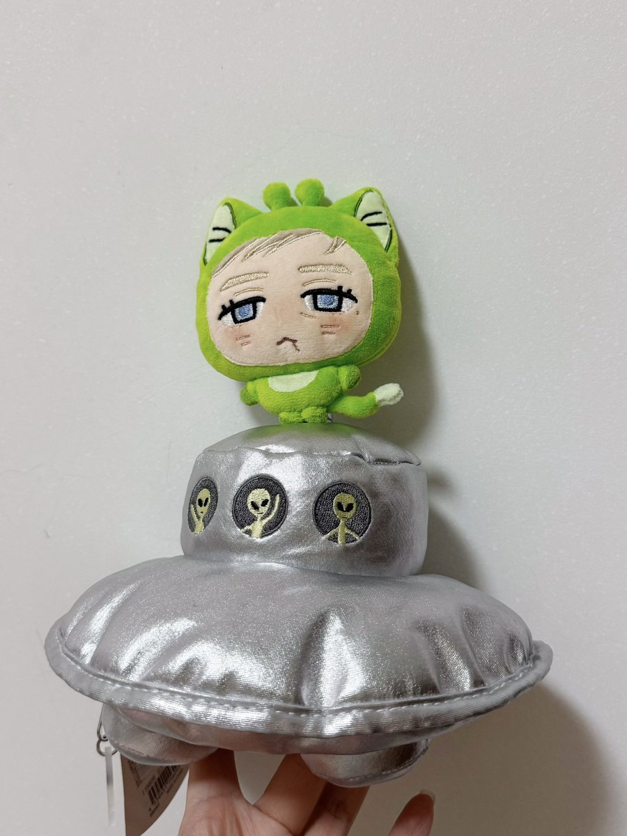 Mizumizuniku's tweet photo. 离外星咪很近，离车儿本人很远了 https://t.co/8xKXWSqLvM