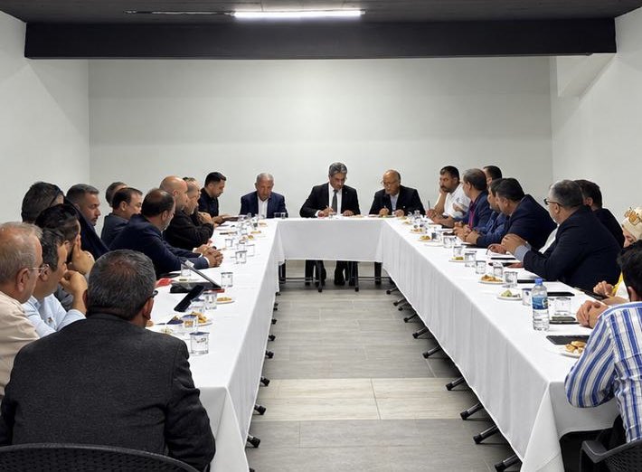 urfayeniparti's tweet photo. Yeni Parti Şanlıurfa İl Başkanlığı 

İl Başkanımız ve yönetim kurulu üyelerimizin katılımıyla haftalık olağan toplantımızı gerçekleştirdik.

 Toplantımızda yeni dönem görev dağılımımızı tamamladık. 

Artık daha güçlü, daha kararlı, daha umutlu bir şekilde yola çıkıyoruz, Kadim şehrimiz Şanlıurfa’ya ve aziz milletimize hizmet için gece gündüz çalışacağız!

Yeni görev alan tüm dava arkadaşlarımıza başarılar diliyor, alınan kararların memleketimize hayırlar getirmesini temenni ediyoruz.

Şimdi omuz omuza, gönül gönüle, hep birlikte haykırıyoruz. 

Birlikte daha güçlü, birlikte daha umutlu yarınlara. 

Haydi Şanlıurfa, haydi Türkiye...

@yenipartiyiz @eczozgurozel @EnsarAytekin10 @MTanal