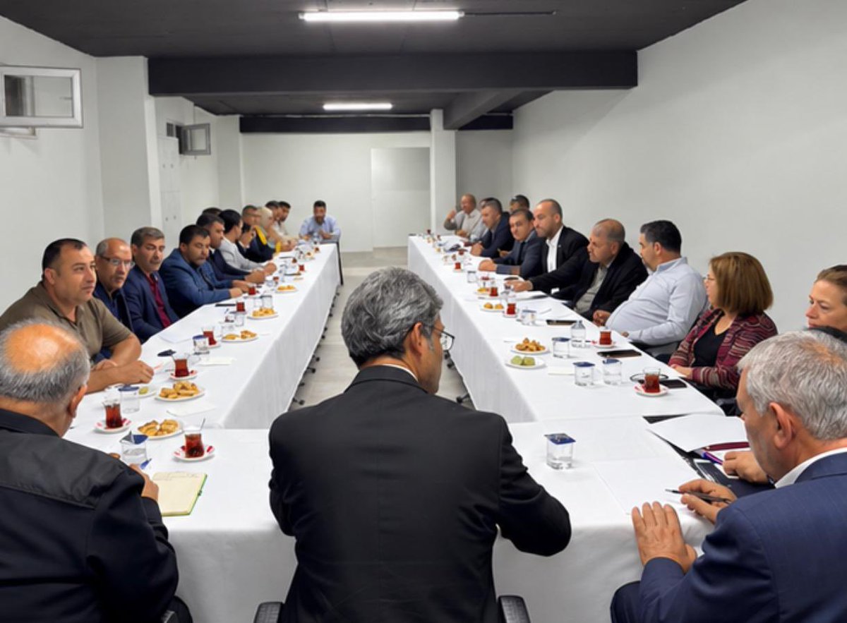 urfayeniparti's tweet photo. Yeni Parti Şanlıurfa İl Başkanlığı 

İl Başkanımız ve yönetim kurulu üyelerimizin katılımıyla haftalık olağan toplantımızı gerçekleştirdik.

 Toplantımızda yeni dönem görev dağılımımızı tamamladık. 

Artık daha güçlü, daha kararlı, daha umutlu bir şekilde yola çıkıyoruz, Kadim şehrimiz Şanlıurfa’ya ve aziz milletimize hizmet için gece gündüz çalışacağız!

Yeni görev alan tüm dava arkadaşlarımıza başarılar diliyor, alınan kararların memleketimize hayırlar getirmesini temenni ediyoruz.

Şimdi omuz omuza, gönül gönüle, hep birlikte haykırıyoruz. 

Birlikte daha güçlü, birlikte daha umutlu yarınlara. 

Haydi Şanlıurfa, haydi Türkiye...

@yenipartiyiz @eczozgurozel @EnsarAytekin10 @MTanal
