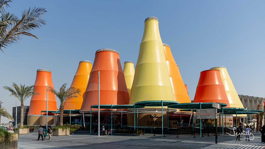 jurius_Photo's tweet photo. Nie, to nie je kečup a horčica na pikniku 🥫🌭 😅 Ide o španielsky pavilón 🇪🇸 na svetovej výstave EXPO v Dubaji, ktorú som navštívil služobne ako ministerský fotograf.

Nápaditosť funguje. Nielen v marketingu a v komunikácii, ale aj v architektúre. #jurius #juriusphoto #expo #uae https://t.co/3pySQArjj3