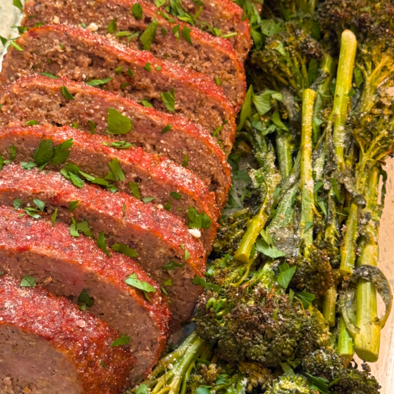 FriendThatCooks's tweet photo. Best fall meal? 🍂🍽️ Tomato basil Italian meatloaf with white balsamic braised broccolini is the definition of cozy comfort. Rich flavors, hearty ingredients, and the perfect way to gather around the table.❤️✨ #FallMeals #ComfortFood #PersonalChef #FriendThatCooks https://t.co/9Ndkz4OvNU