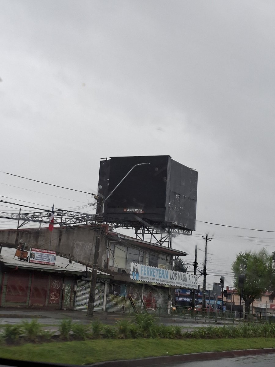 i02thv's tweet photo. miren, vine a osorno y encontré las pantallas del escenario de bts https://t.co/8YtMN9YABc