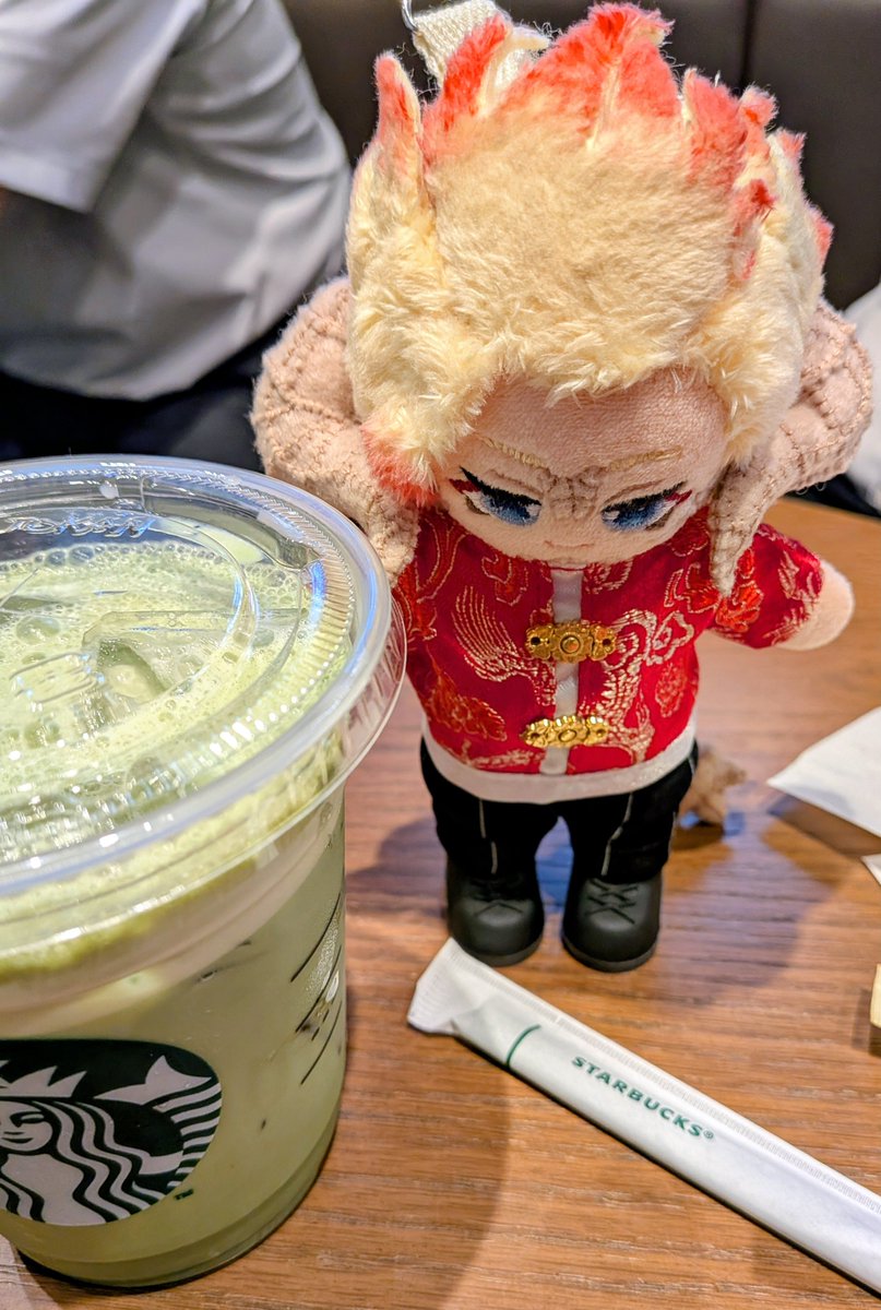 konomi_443's tweet photo. 今日はフェレルくんが福岡に来る！！ということで、仕事終わりに合流して一緒にスタバでお茶したり、モツ鍋と呼子のイカを食べました☺️
二軒目で呑みながら沢山お喋りして楽しかった✨️
キリハくんの手作りぬいも貰って、お土産も沢山頂いたのー！！嬉しすぎる♥
幸せな時間をありがとう🙏 https://t.co/KOKgd4FnwU