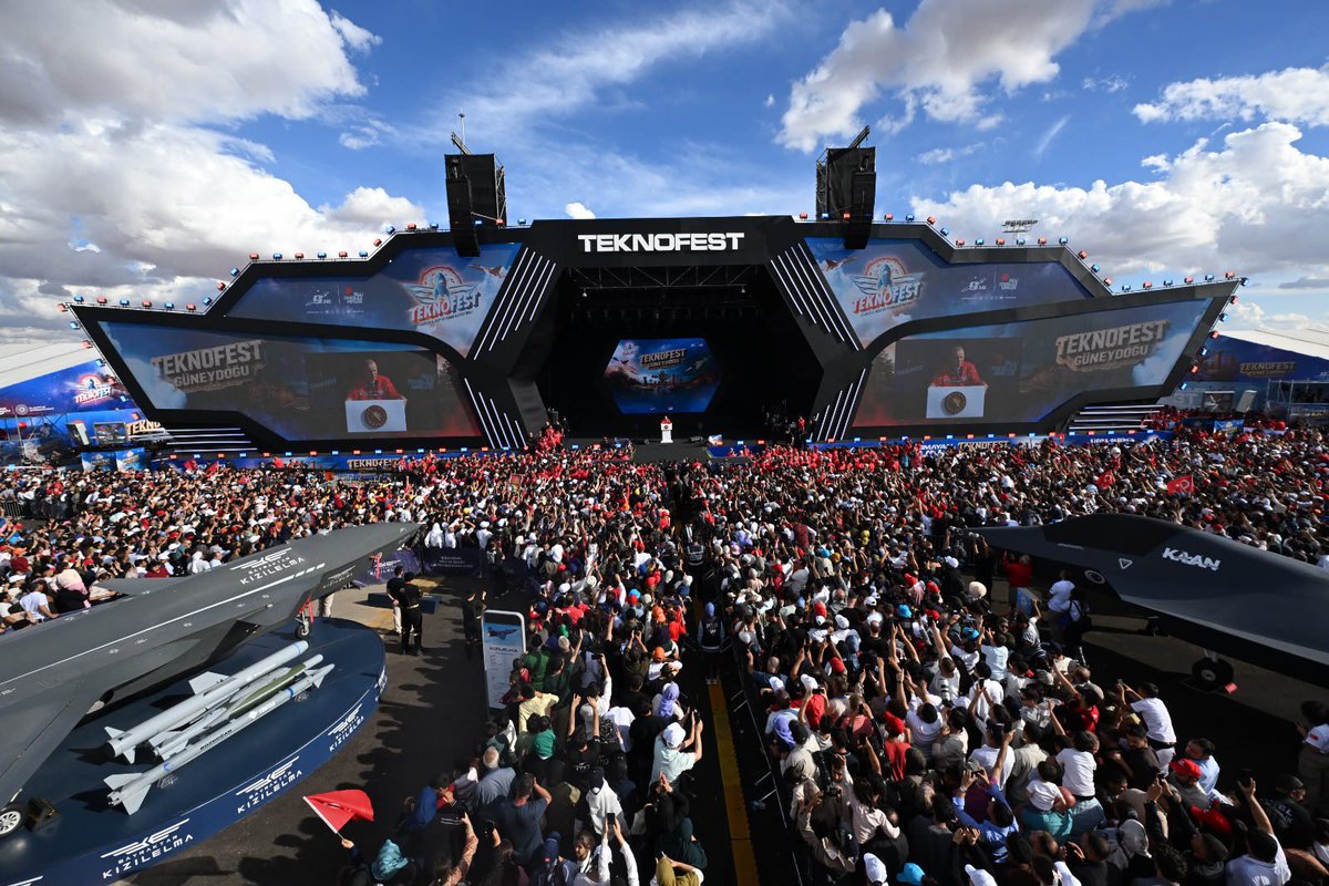 Akparti's tweet photo. “Türkiye Yüzyılı, TEKNOFEST kuşağının mührünü taşıyacaktır.”

Cumhurbaşkanımız Sayın Recep Tayyip Erdoğan, Şanlıurfa’da gerçekleştirilen Havacılık, Uzay ve Teknoloji Festivali (TEKNOFEST) Güneydoğu'yu ziyaret etti. https://t.co/oINsGIzlxD