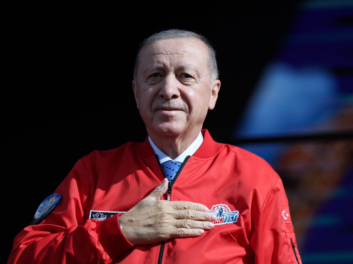 Akparti's tweet photo. “Türkiye Yüzyılı, TEKNOFEST kuşağının mührünü taşıyacaktır.”

Cumhurbaşkanımız Sayın Recep Tayyip Erdoğan, Şanlıurfa’da gerçekleştirilen Havacılık, Uzay ve Teknoloji Festivali (TEKNOFEST) Güneydoğu'yu ziyaret etti. https://t.co/oINsGIzlxD