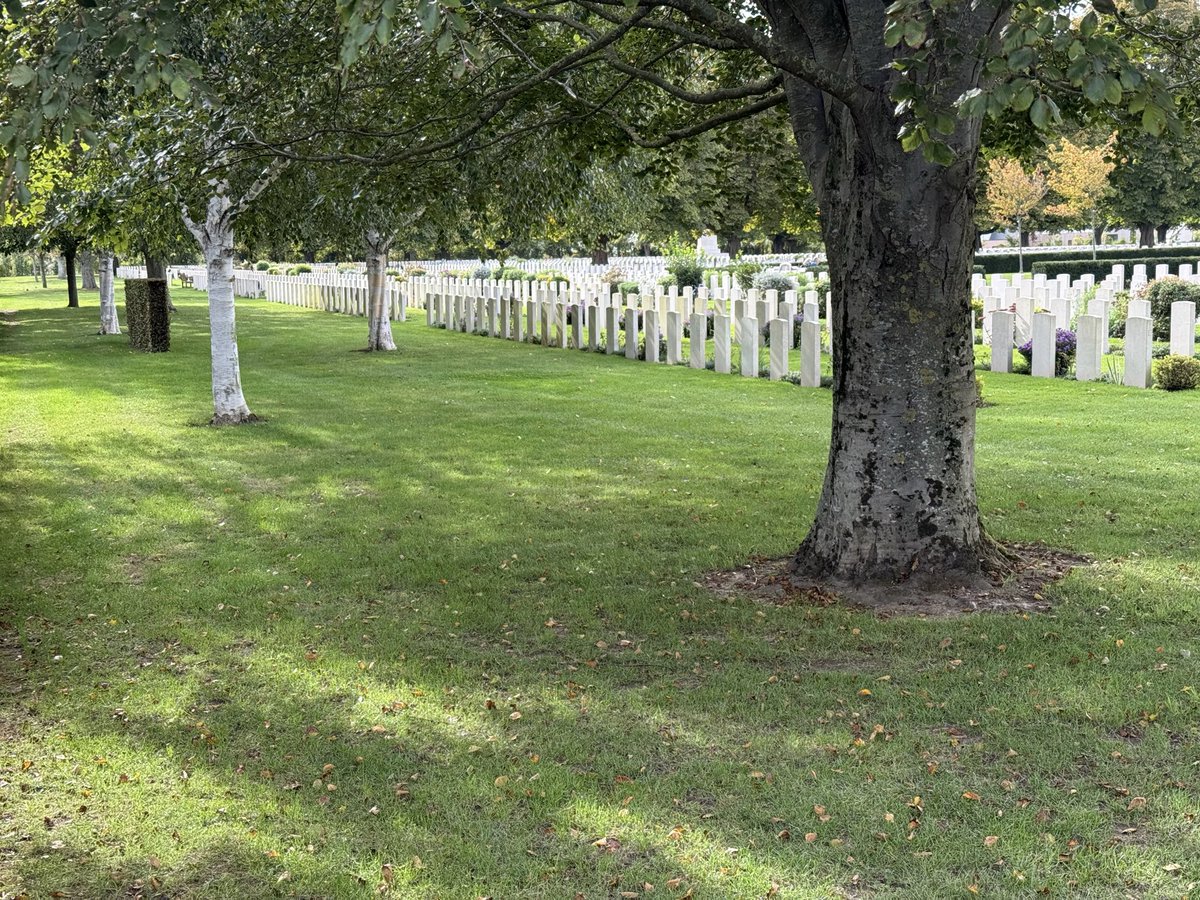 yvanbauters's tweet photo. Deze jongens gaven hun leven om de vijand buiten te krijgen en nu zetten ze de deur wagenwijd open om de vijand binnen te laten … #dday #normandie #bayeuxwarcemetery https://t.co/7POeHGY5MZ