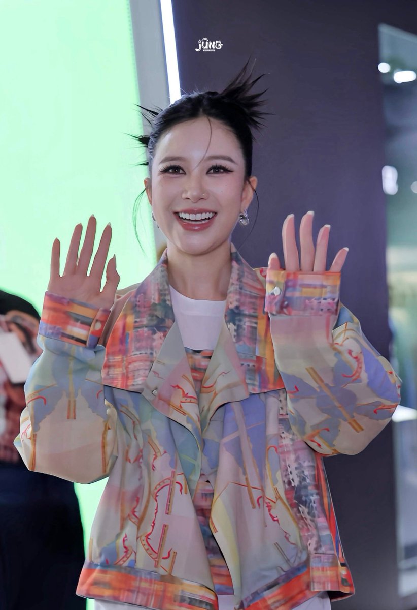 natniiiiiiiiiii's tweet photo. 👈หยุดนะ นี่คือการปล้น                  ส่งหัวใจมาเค้าเยย💕🫠

JUNE AT SIAM CENTER BIFW26
#SiamCenterBIFW2026xJUNE
#junenannirin https://t.co/pJSbLYkZXn