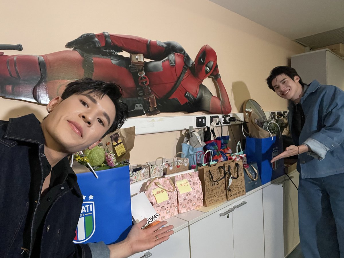 pearlpooo's tweet photo. Thank you everyone for coming to see us today. I hope everyone is happy. Take care of yourselves and have a safe trip home.  hope to see you guys in many more places.
 
  ขอบคุณทุกคนเดินทางไกลมาหาและทุกคนที่ส่งกำลังใจมาเชียร์นะครับ หวังว่าทุกคนจะมีความสุขนะ 
  
  Vi amo tutti 🩶 https://t.co/xGcM6FzZy8