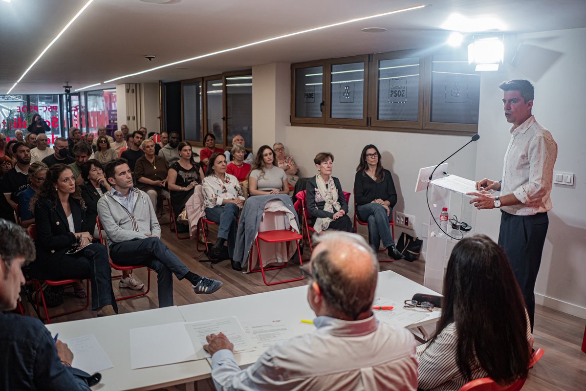 pedro_casares's tweet photo. En #Santander, en mayo de 2027, sólo hay una alternativa al caos y la nefasta gestión del Partido Popular.

Tenemos el mejor proyecto para la ciudad y al mejor candidato para ser alcalde, @fergodani.

Asamblea del @psoesantander con los compañeros y compañeras de mi agrupación. https://t.co/uCaoR169oc