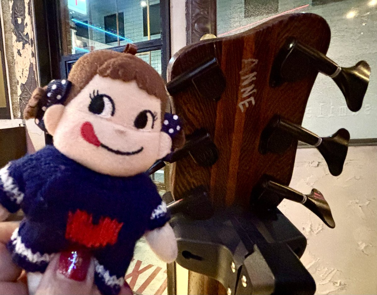 dctlovekaon's tweet photo. 10/1は正さんのお誕生日祝い🎂で
 #sumileTOKYO へ
貴重なマサさんのベースを掛けさせて
いただき、ベースの説明も聞けて
うれしかったです🥰
  ありがとうございます♪
正さんにじわるメッセージ書いちゃった😆笑 来年こそ絵を上手に書きたいです🙋‍♀️

 #中村正人  #ドリカム https://t.co/0LbOKMwrGW