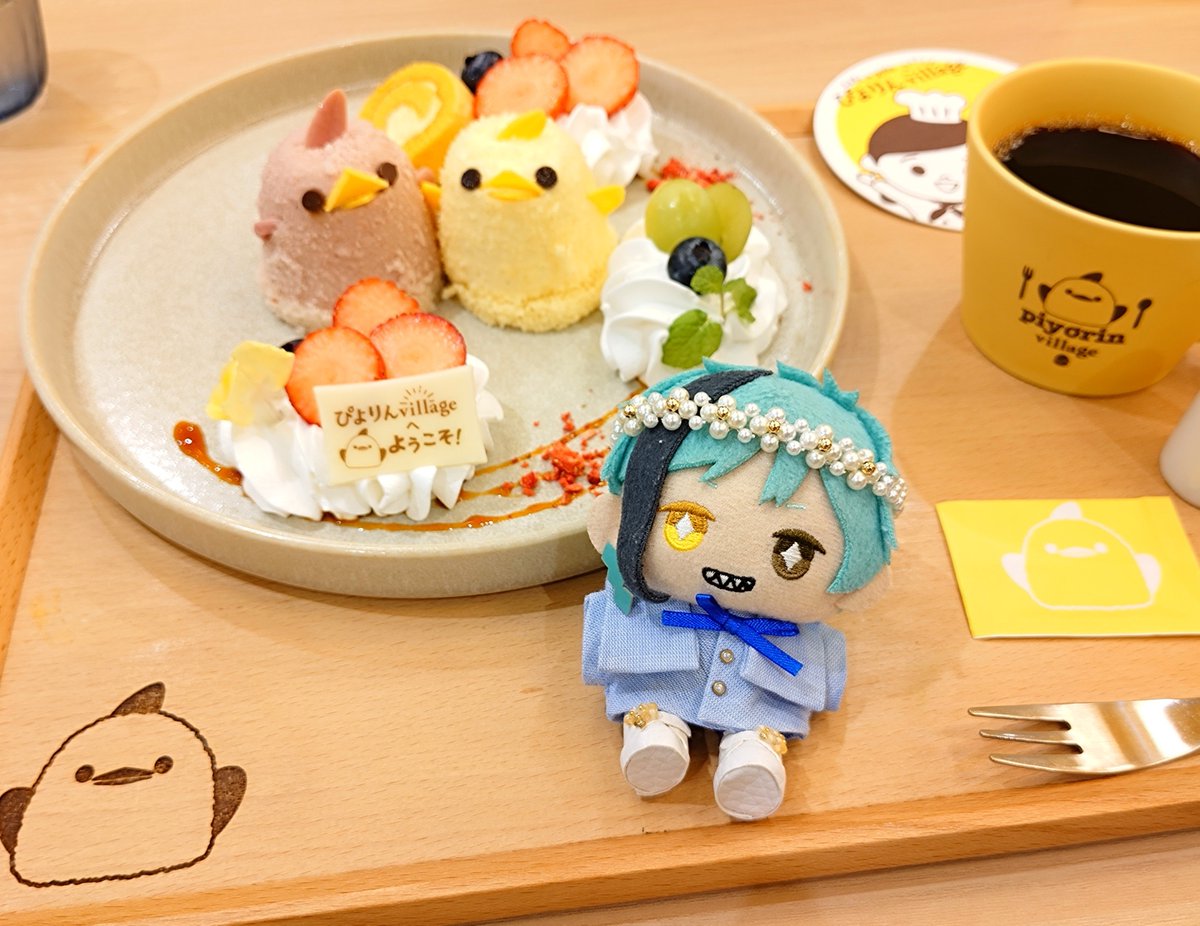 sia_shrimp's tweet photo. 〜ふょくんと いっしょ〜

おやつタイム🥰

念願だったぴよりん🐥のお店へ✨
可愛くて食べるのがもったいなかったです🫶🏻
ふょくんもご満悦🩷
大きいぴよりんと一緒にパシャリ📸

#twstぬい撮り部 https://t.co/GJFfAvZkMR