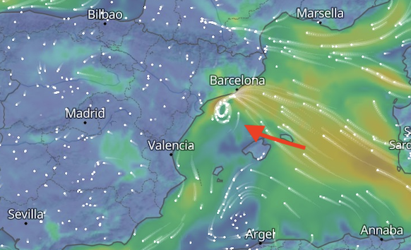 angel_rivera8's tweet photo. La gran cantidad de energía acumulada en el Mediterráneo da lugar a una muy potente convección con el desarrollo de nubes de carácter prácticamente tropical. Se libera así una gran cantidad de energía proveniente en buena parte del calor latente de condensación, que puede dar lugar incluso a modificar la dinámica atmosférica en la zona, y más cuando la circulación de niveles altos es muy débil y deja de "mandar" sobre las capas bajas. 

Por otra parte los actuales modelos numéricos de predicción dotados ya de muy alta resolución y de una física mejorada generan en este escenario estructuras atmosféricas que, en caso de hacerse realidad, son a veces difíciles de clasificar. 

La situación de esta noche en la zona catalana es un ejemplo de ello. Algunos de estos modelos generan en niveles bajos un remolino ciclónico que durará desde la próxima medianoche hasta mañana por la mañana. En caso de que sea así, una interpretación es que sea un pequeño miniciclón -no un huracán- que junto a las tormentas y a las lluvias torrenciales -que son seguras- aparezcan también vientos fuertes. Otra posibilidad es que reflejen la circulación ciclónica interna de un sistema convectivo de mesoescala -el generador de las intensas precipitaciones- y en ese caso los vientos no serían tan fuertes. En la figura se ve el campo de vientos en superficie para esta madrugada (modelo ICON) donde se puede ver ese remolino ciclónico (flecha roja).  
En cualquier caso y más allá de esta discusión técnica y de si se trata de un efímero “minimedicán” o de un vórtice convectivo mesoescalar, van a ser horas muy complicadas en el área de Cataluña con lluvias torrenciales prácticamente seguras y con atención a la posibilidad de fuertes vientos.
