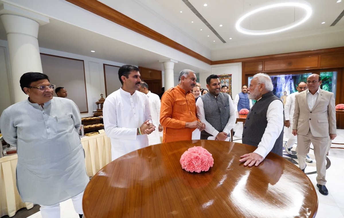 narendramodi's tweet photo. आज 7, लोक कल्याण मार्ग पर हरियाणा के सभी भाजपा विधायकों से मुलाकात बहुत सुखद रही।

उनसे कई विषयों पर बेहद सार्थक संवाद हुआ। 

बैठक में जनता-जनार्दन की बेहतर से बेहतर सेवा के साथ ही जनकल्याण के लिए और प्रभावी तरीके से काम करने पर भी चर्चा हुई।

@BJP4Haryana https://t.co/Jp3yA8hR8K