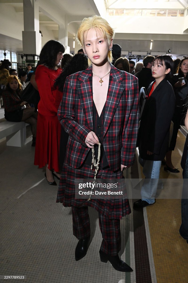 keakai2106's tweet photo. ช่วยด้วยยย กล้อง G ก็เอาฮีไม่ลง

VIN AT PFWSS27
#ZZNxVivienneWestwood
#ZhouZhennan #akvwss27 
#ParisFashionWeek #โจวเจิ้นหนาน #周震南 
📷 gettyimages®
Credit: Dave Benett https://t.co/D6PvhhtRsz