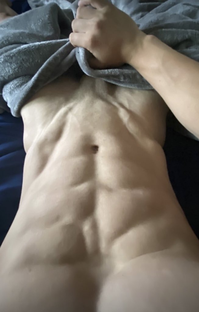 risyfredster's tweet photo. woke up and lifted the blanket for you. your turn https://t.co/jJSXgQNrIT