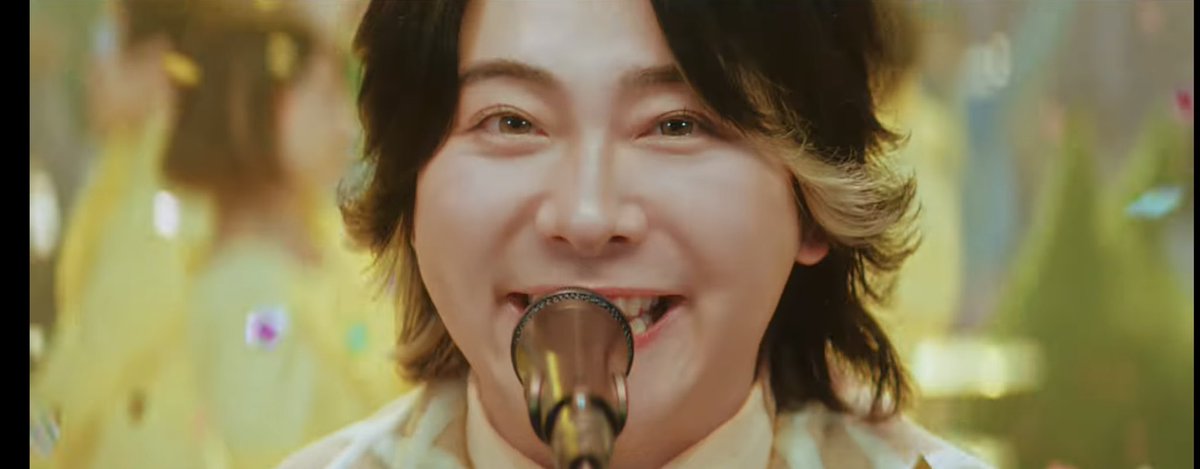 Mocyosu1172's tweet photo. 全員じゃないけれど、
ペアの姿をしてるのは共犯関係の二人🙄
（「共犯」のPOP UPもペアで入らなきゃいけなかったよね）

そして、ワンミュを思わせるトランプが出てくるから、共犯者同士は同じ数字を持つのかと思ったら、ひろぱが子供たちに持たせたトランプは 3♦️と4♣️……。

建物の扉も🌙と☀️だし。

華やかなステージ上のミセスと、客席にいる、そっくりだけれど暗い顔の3人……
でも最後には、同じ音楽で目を輝かせて繋がっている。

人間にはいろんな性質や側面があるけれど、
違う者同士でも繋がって、共犯（ペア）になれるんだよ！
ってことなのかも。

まだそんな誓いを
（ここ、「違い」に聞こえる）
信じていたい
優しさも分け合って
見事に共犯

涙目？になりながら、必死に訴えかけるように歌うステージの大森くんと、
「信じていたい！」と客席で同時に叫ぶ大森くんを見ると、胸がギュッとなる。

『共犯』
なんて素敵な曲なんだ‼️

#ミセス共犯
#ミセスPOPS
#MrsGREENAPPLE