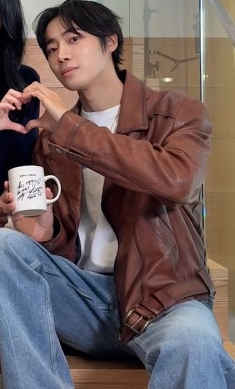 shnsias's tweet photo. nontonnya jadi keinget yang jaket coklat juga 😭☝️ https://t.co/RgRjE9NI2W