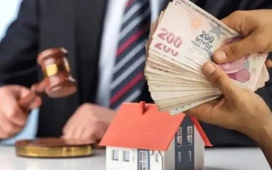 aykiri's tweet photo. Düşük kira ödeyenlere kötü haber! 5 yıl hesabı değişti…

Kiracı ve ev sahibi arasındaki kira anlaşmazlıkları sürerken Yargıtay emsal nitelikte bir karara imza attı.
 
Yüksek Mahkeme, uzun süredir aynı konutta oturan ancak yakın zamanda sözleşme yenileyen kiracıları ve mülk sahibini ilgilendiren dikkat çeken bir karara hükmetti. Eski kiracının ödediği kira piyasa rayicinin çok altında kaldıysa, yeni sözleşmenin üzerinden 5 yıl geçmemiş olsa bile kira tespit davası açılabilecek.
 
İstanbul’da bir dükkan sahibi, 2005 yılından bu yana aynı kiracının kullandığı iş yeri için 2021 yılında dava açtı. Aylık 22 bin lira olan kiranın bölge emsallerinin çok altında kaldığını belirterek kiranın 39 bin liraya çıkarılmasını talep etti.
 
Mahkeme, 6098 sayılı Türk Borçlar Kanunu'na atıfta bulunarak taraflar arasında en son kira sözleşmesi yenilemesinin 2018'de yapıldığını, son sözleşmenin üzerinden dava tarihi itibarıyla henüz 5 yıllık sürenin geçmediğini vurguladı. Sözleşmedeki hükümlerin uygulanması gerektiğini ifade eden mahkeme, bedelin kira sözleşmesindeki artış şartına göre hesaplama yapılması gerektiğine karar verdi. 

YARGITAY KARARI BOZDU
Davacı, mahkemenin kararın istinafa taşıdı ancak İstanbul Bölge Adliye Mahkemesi 35. Hukuk Dairesi de itirazın reddine hükmetti.
 
Dosya Yargıtay'a taşındı. Yargıtay 3. Hukuk Dairesi de yerel mahkemenin kararını hukuka aykırı bularak bozdu. 
 
Kiracılık süresinin esas olduğuna dikkat çeken Yüksek Mahkeme, kira bedeline ilişkin anlaşmalarının, bir önceki kira yılında tüketici fiyat endeksindeki 12 aylık ortalamalara göre değişim oranını geçmemek koşuluyla geçerli olduğu vurgulandı.
 
Ayrıca bunun da bir yıldan daha uzun süreli kira sözleşmelerinde de uygulanacağı belirtildi.

5 yıldan uzun süreli veya 5 yıldan sonra yenilenen kira sözleşmelerinde de yeni kira yılında uygulanacak bedelin "üretici fiyat endeksindeki artış oranı, kiralananın durumu ve emsal kira bedelleri göz önünde tutularak, hakkaniyete uygun biçimde belirleneceği" bildirildi.
 
Dairenin kararında, yenilenen sözleşme ile belirlenen kira bedelinin emsal ve rayiçlere uygun olmadığının belirlenmesi haline ilişkin ise yenilenen sözleşmenin imzalanmasından itibaren 5 yıl geçmemiş olsa dahi kira tespit davasının açılabileceği ifade edildi.
 
Yargıtay, son olarak uzman bilirkişi aracılığıyla 2018'deki kiranın, o dönemin piyasasına uygun olup olmadığını incelenmesi gerektiğine işaret edip, eğer altındaysa güncel rayiç bedellere ve hakkaniyete göre yeni bir kira tutarının belirlenmesi gerektiğine hükmetti.
