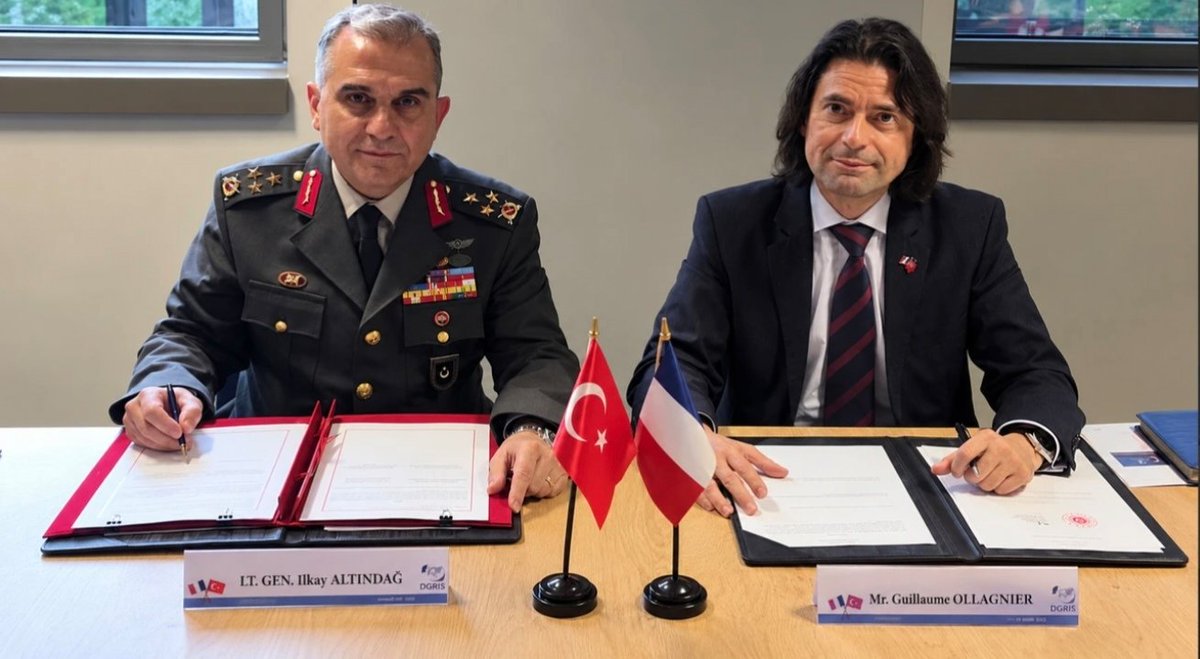 SireneOznur's tweet photo. Bence son ayların en ilginç gelişmesi, Türkiye ile Fransa arasında "savunma iş birliği yol haritası"nın imzalanması oldu.

Yarın Yunan basınında "ihanet" başlıklarını görürüz. Ama ben onları uyarmıştım. 🙂 https://t.co/2myIKzKNs1