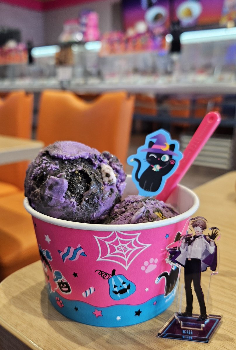 soraameya's tweet photo. ハロウィン限定のアイス食べた〜！
すんごい紫で、食べてたら唇の血色が無くなって、寒そうな人になった笑
すごく美味しかったのでまた食べます😋 https://t.co/xh1QlAvMkh