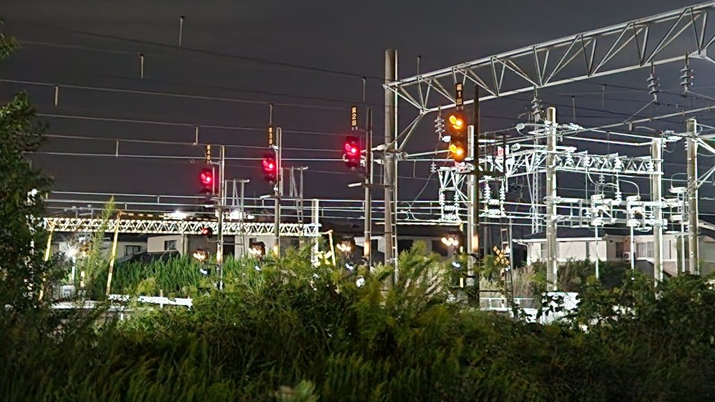 chikugotetsu's tweet photo. 10月3日  20:27~20:50頃  鳥栖タ
EF510-3XX 牽引の遅れ4097レ

遅れていた4095レが4097レスジ辺りで到着したので… 4097レは何時に来るか分からないので田代駅前でのんびり🚬😃してたら突然現れた…😢

出発は普通久留米行きの後だろうと予測して出発🚦近くで待機… 貨物①番線の出発(警戒)が見れた https://t.co/BPnfp9ibej