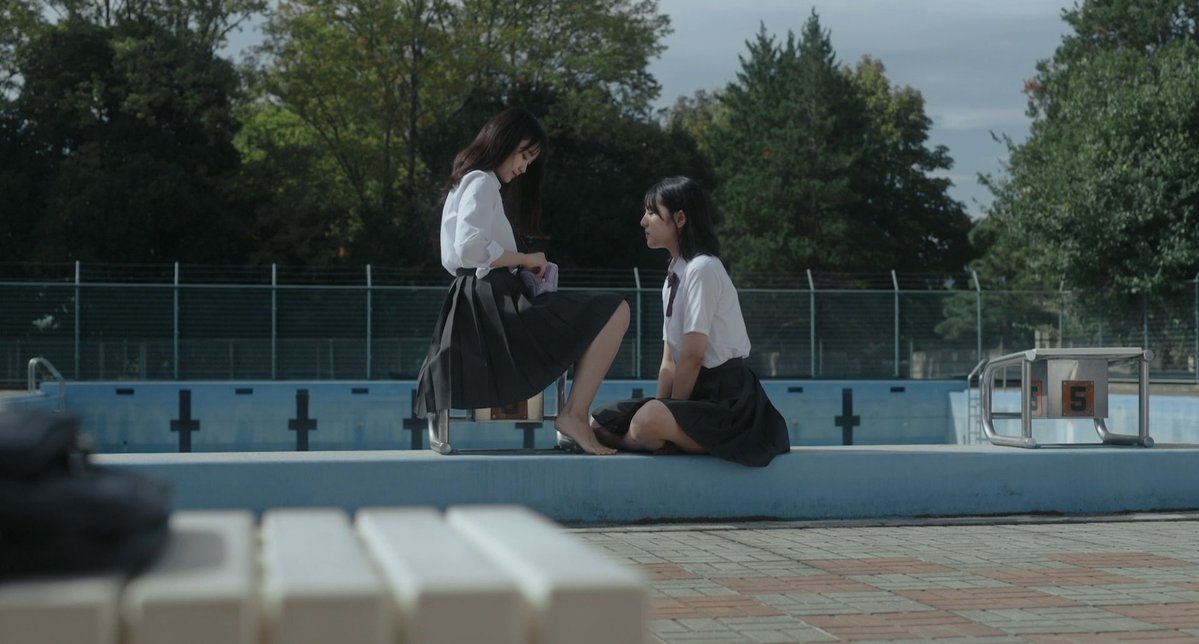 simonchouchou's tweet photo. 女の子同士でメイクしたりネイルしてあげたりするのを見ると、すごく親密な感じがする。そういう小さくてさりげない仕草でしか伝えられないような、あたたかいものを描いた映画のシーンが大好き https://t.co/bIUVnfVbxC