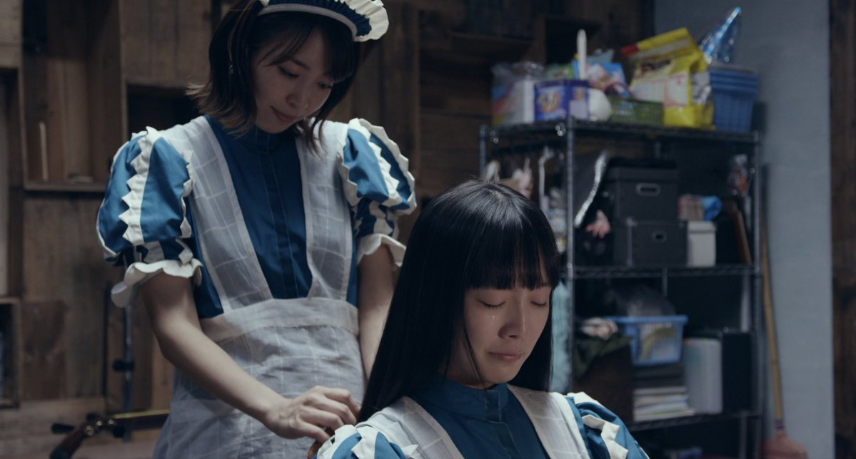 simonchouchou's tweet photo. 女の子同士でメイクしたりネイルしてあげたりするのを見ると、すごく親密な感じがする。そういう小さくてさりげない仕草でしか伝えられないような、あたたかいものを描いた映画のシーンが大好き https://t.co/bIUVnfVbxC